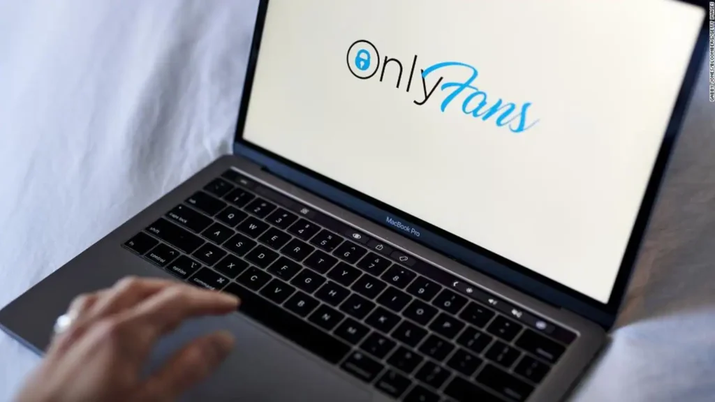 ordenador portátil con logo de OnlyFans, artículo ¿Infloww merece la pena para OnlyFans