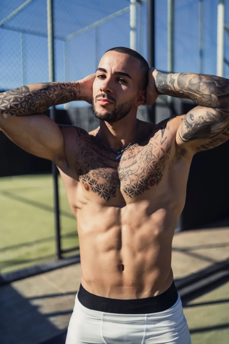Como ganar dinero en OnlyFans siendo hombre pose pádel