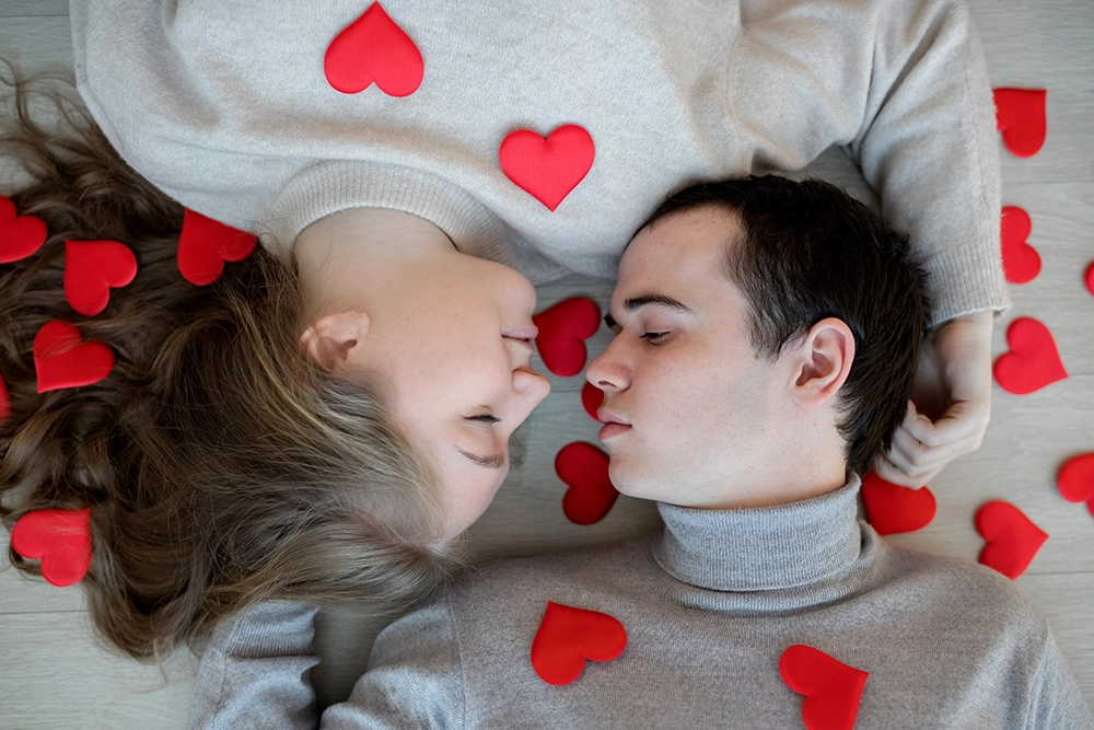 pareja de enamorados mirandose fijamente san valentin onlyfans mexico