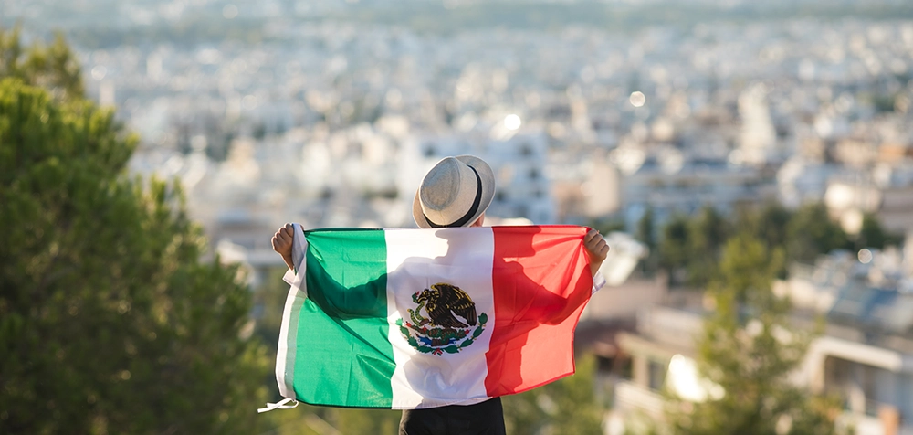 Mexicano sosteniendo su bandera